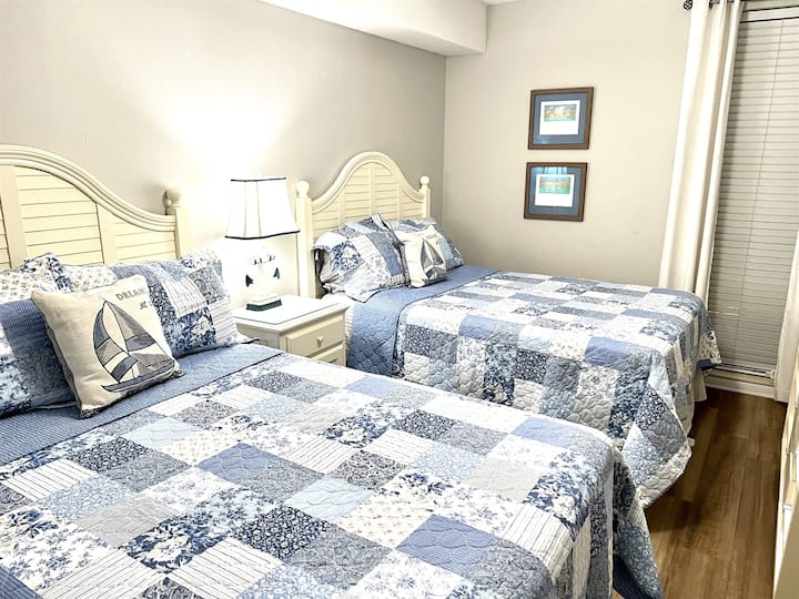 Трета спалня с две пълноразмерни легла с нови матраци