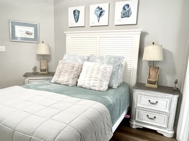 Втората спалня е с нови мебели и матрак с двойно легло queen size