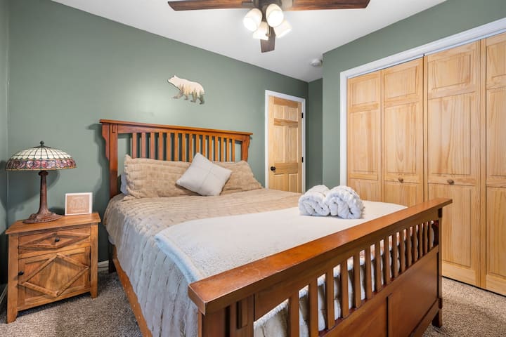 Chumba cha 3 cha kulala - Malkia. Pumzika, rejaza, na uamke ukiwa umeburudishwa katika kitanda cha ukubwa wa malkia chenye starehe. 