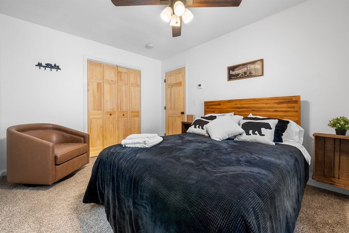 Chumba cha 2 cha kulala - Malkia. Starehe, ya kuvutia na inafaa kwa likizo yako. 