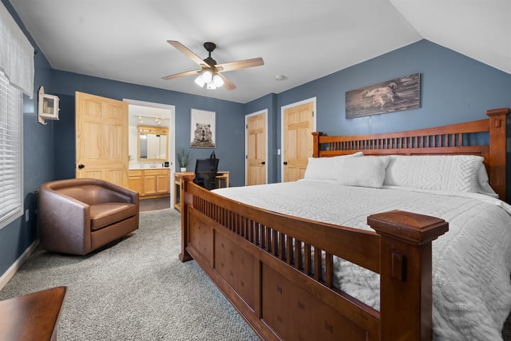 Chumba cha 1 cha kulala - Master King Upper Level ni mahali pazuri pa kupumzika baada ya siku moja katika eneo la Mlima Washington. 