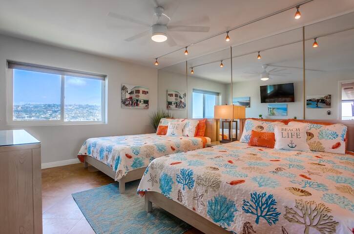 The Blue Grotto: 11th fl. ocean view+parking+pool! gallery image 5