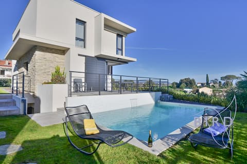 Contemporary Villa with swimming pool