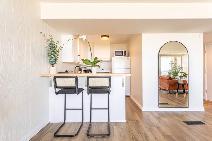 Beachfront Bliss: 3BR on the Strand + Parking gallery image 5