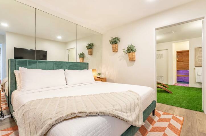 Beachfront Bliss: 3BR on the Strand + Parking gallery image 4