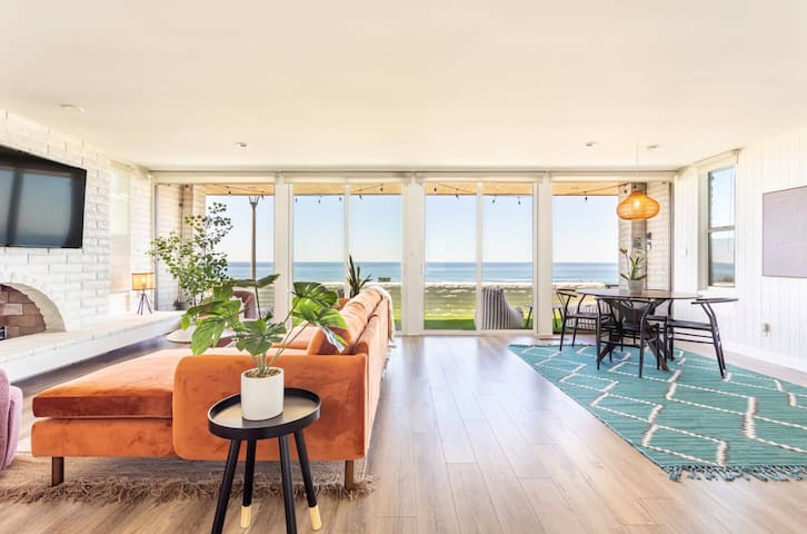 Beachfront Bliss: 3BR on the Strand + Parking gallery image 3