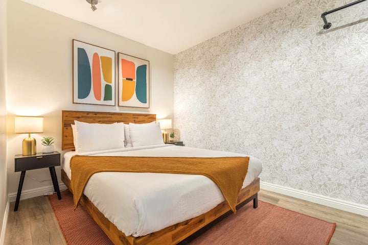 Awaken to calming coastal vibes in this serene studio, featuring a plush canopy bed and ocean-view charm designed for the ultimate relaxation and a perfect daily reset.
https://www.youtube.com/watch?v=fZ0gBQIAswI