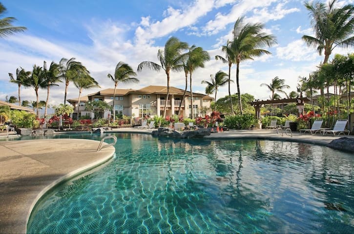 Vintage Tropical Townhouse close to pool