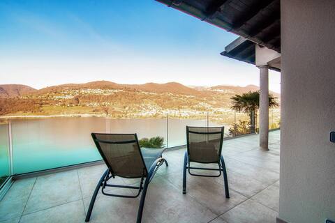 Spacious modern apt. with lake view (La Palma 2)