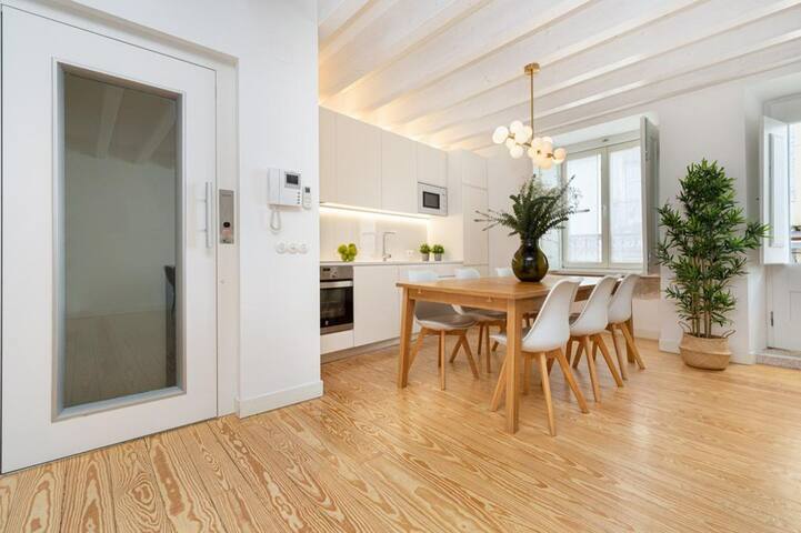 Apartment • Downtown Lisbon • 3 Bedrooms • Balcony gallery image 5