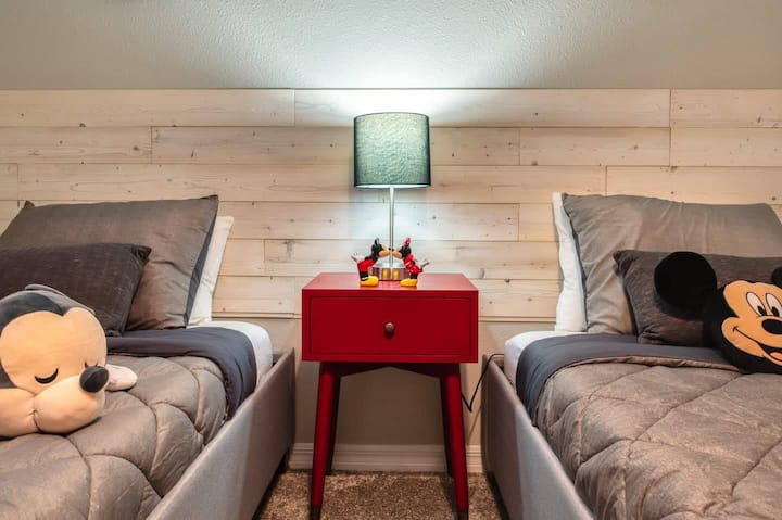 Spálňa 2 (téma Mickey Mouse) - dve samostatné postele/ spoločná chodba Kúpeľňa