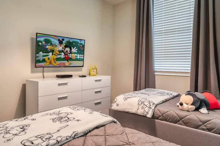 Spálňa 2 (téma Mickey Mouse) - dve samostatné postele/ spoločná chodba Kúpeľňa