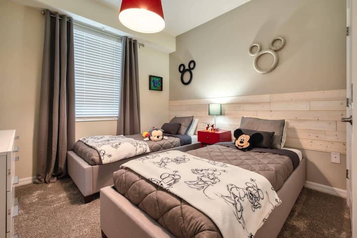 Dormitorio 2 (tema Mickey Mouse) - Dos camas individuales/baño en el pasillo compartido