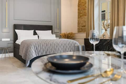 NEW | LUXUS Suite | Kingbed | Netflix | Center