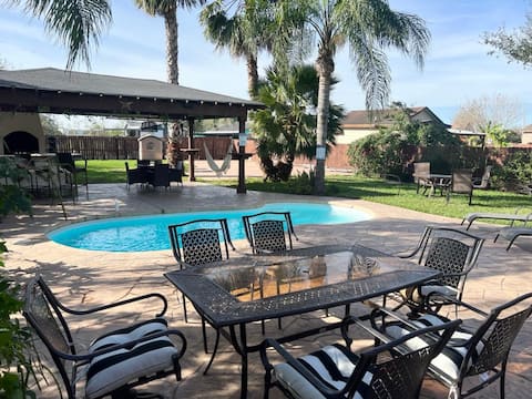Spacious Pool Home, Outdoor Living, Great Hosts!
