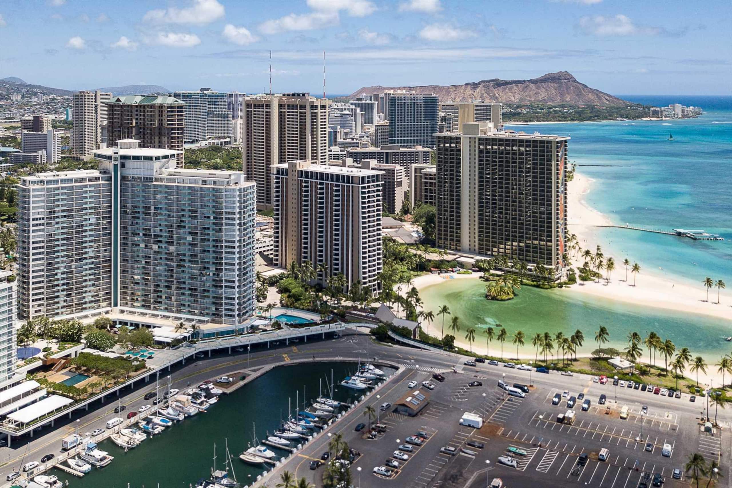 Condo in Honolulu · ★4.76 · 1 bedroom · 2 beds · 1 private bath - Image 27