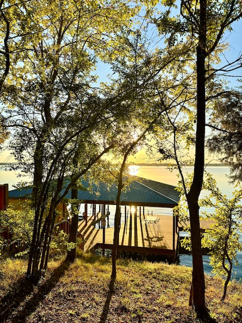 Lakefront Cabin Escape 3BR Pvt Dock & Hot Tub