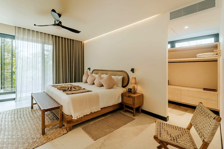 Spavaća soba 4 • Bračni krevet (širine 180-179 cm), za dvije osobe, pogled na džunglu