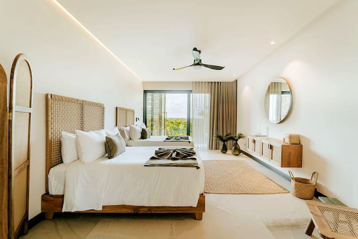 Spavaća soba pet • Dva bračna kreveta, za četiri osobe, pogled na džunglu.