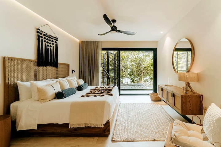 Spavaća soba 2 • Bračni krevet (širine 180-179 cm), za dvije osobe, pogled na okean.