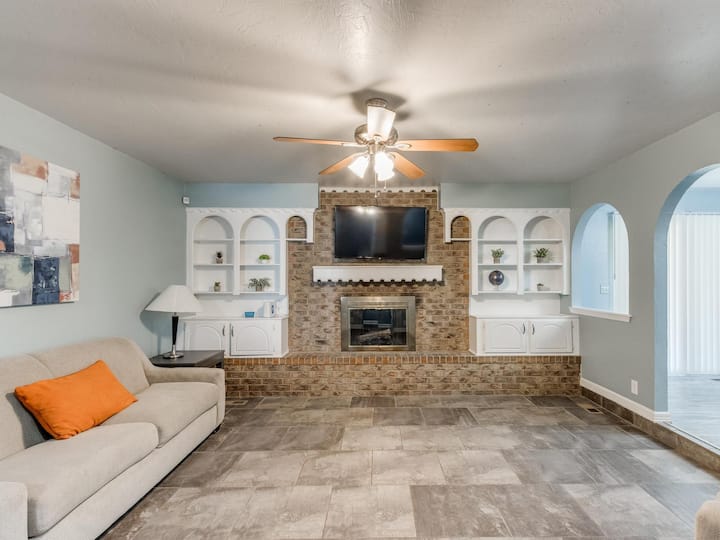 Private Home | Quiet Neighborhood | Pet-friendly - Yukon, OK