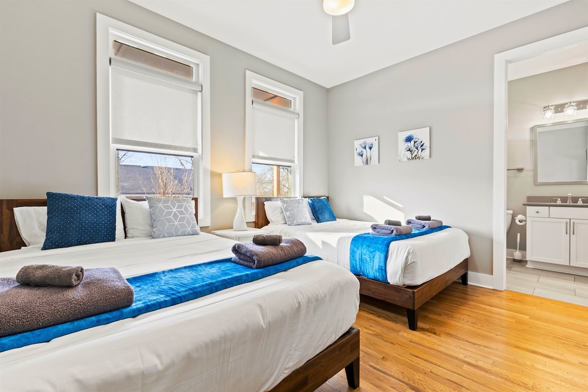 [次卧]两张标准双人床，配有降落伞豪华床上用品，可帮助您漂流到梦境（ Dreamland ）。