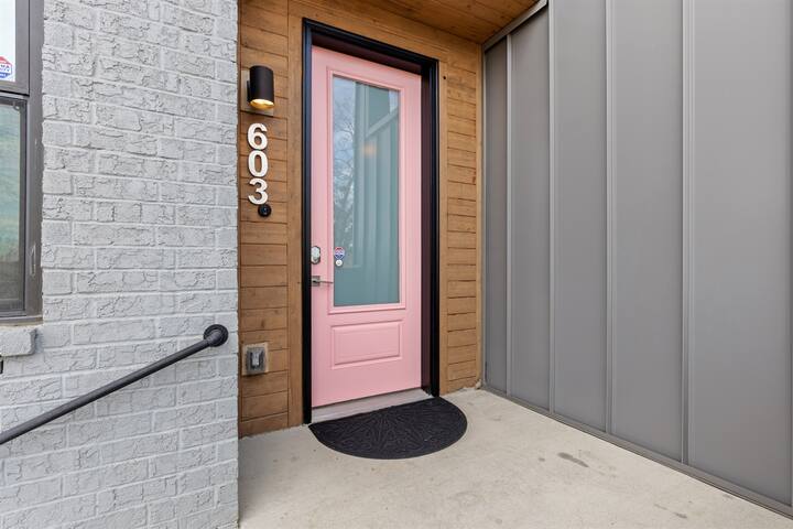 Great for Gatherings | Rooftop Views + Make Up Bar gallery image 5