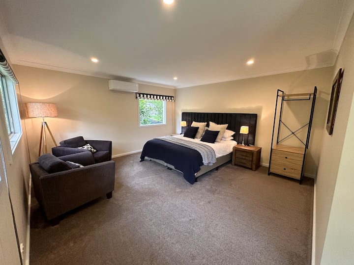 El dormitorio cuatro se encuentra en una casa de campo recién renovada en el jardín trasero. Muy amplio y cómodo, con nuevo sistema dividido, asientos y privacidad. La configuración normal de la ropa de cama es de dos camas individuales, pero se pueden unir en una cama tamaño king (como se muestra aquí).