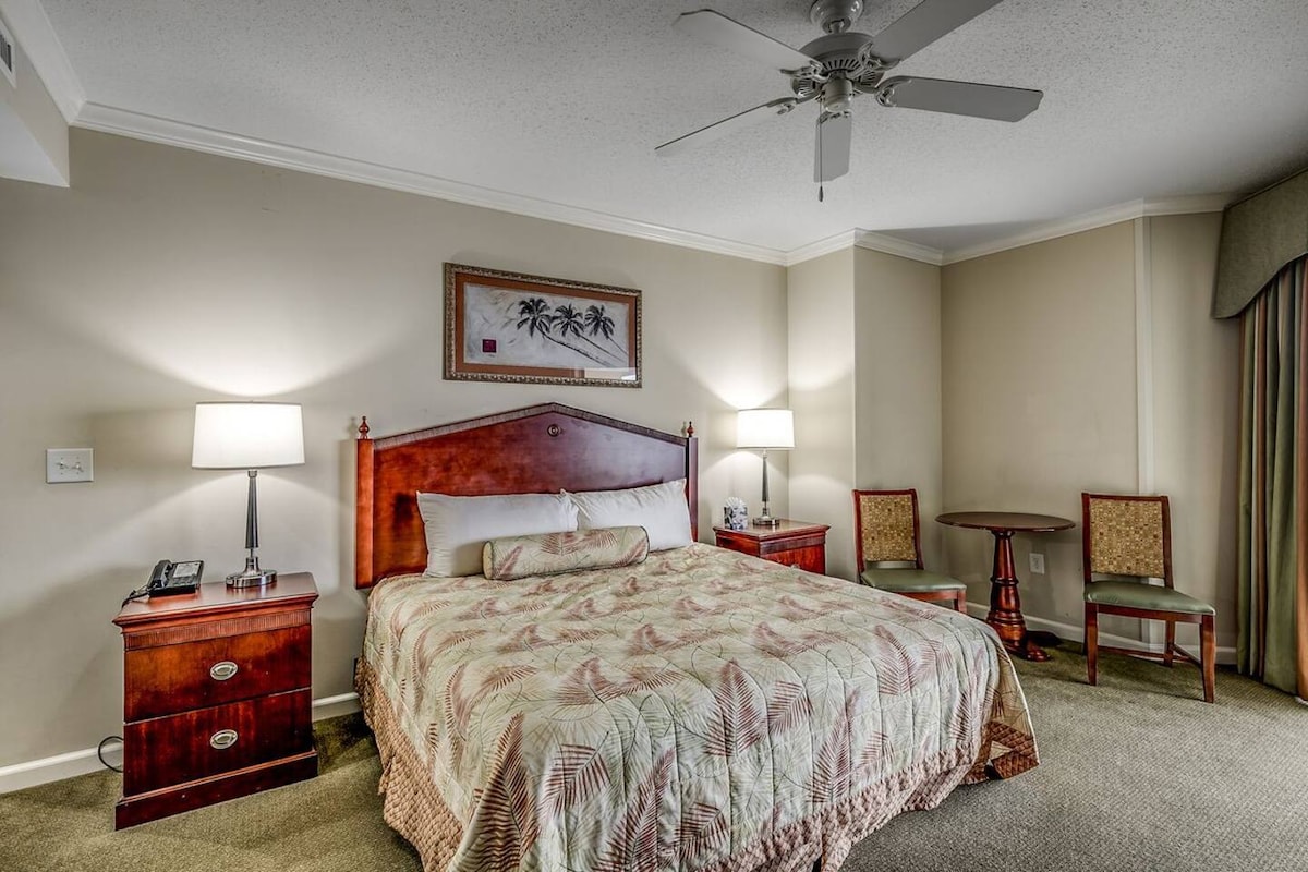 Chumba bora #2 chenye mlango wa kujitegemea, roshani ya kujitegemea na bafu kamili.