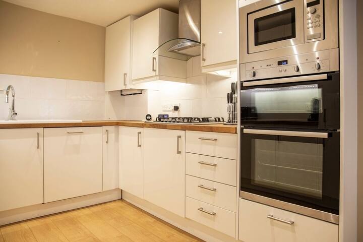 Victoria Dream, Superior 4-bed House, Curated Deco gallery image 5