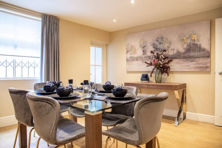 Victoria Dream, Superior 4-bed House, Curated Deco gallery image 2