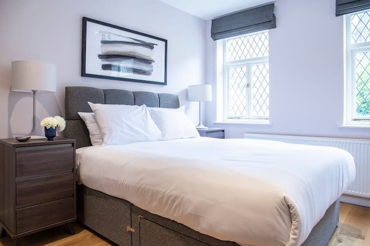 1号卧室，面向内花园。加大双人床。 