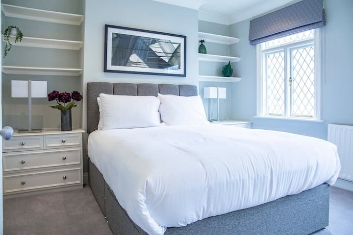 2号卧室，加大号双人床。独立卫生间。 