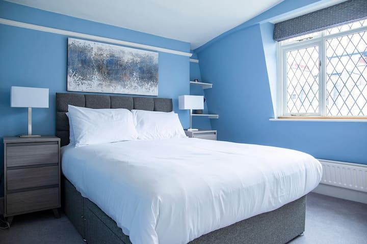 3号卧室，加大双人床，正对着大街。 