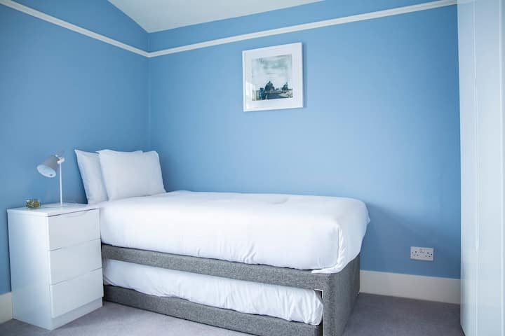 卧室4 ， 2张单人床