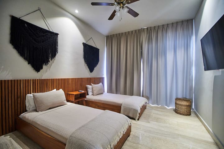 Chumba cha 3 cha kulala chenye vitanda viwili vya mtu mmoja na televisheni mahiri