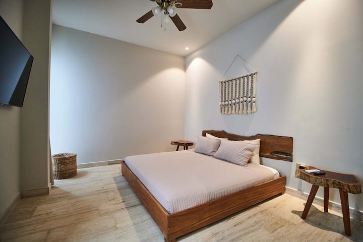 Chumba cha 2 cha kulala kilicho na Kitanda na Televisheni Maizi ya King