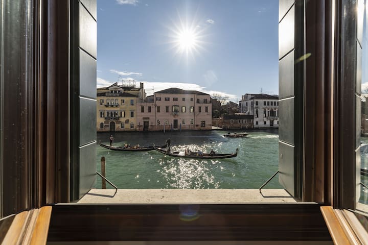 Ca’ De Le Colonne – Luxury Grand Canal View gallery image 2
