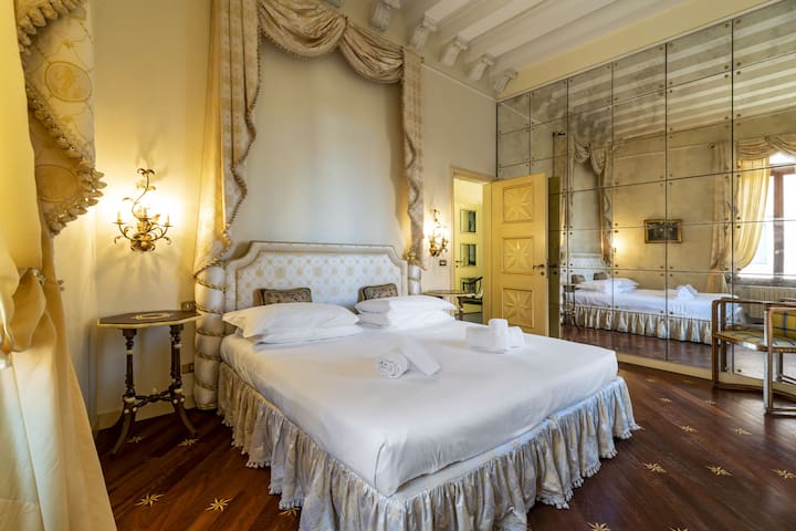 Ca’ De Le Colonne – Luxury Grand Canal View gallery image 3