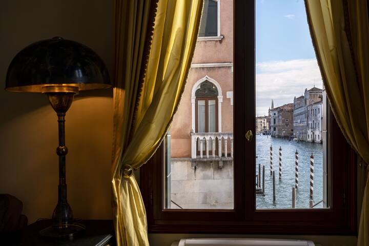Ca’ De Le Colonne – Luxury Grand Canal View gallery image 4