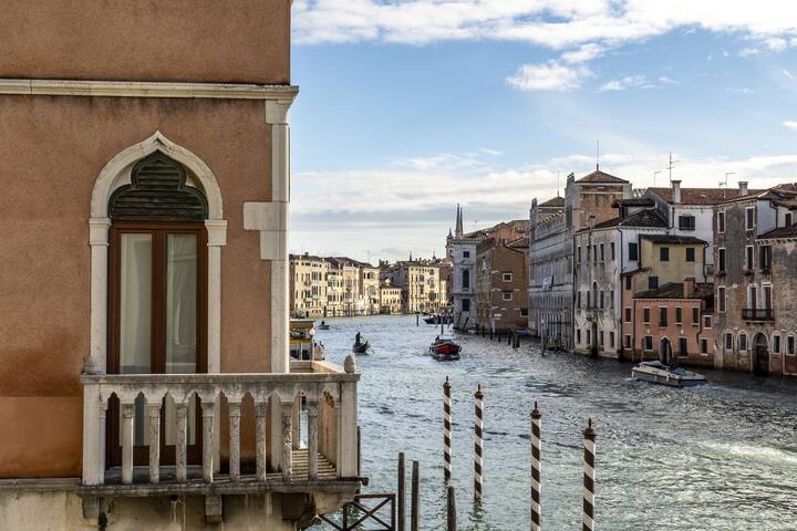 Ca’ De Le Colonne – Luxury Grand Canal View gallery image 5
