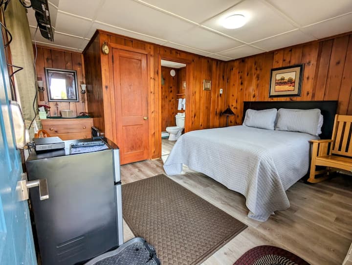 Room 2 - Riverside Motel - 1 Full - Niagara-on-the-Lake