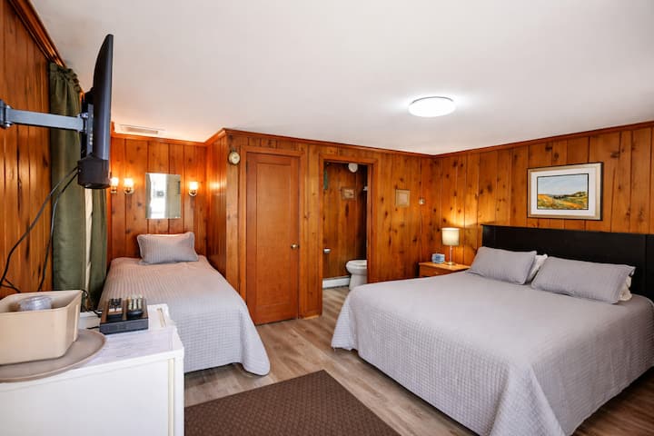Room 6 - Riverside Motel - 1 Queen, 1 Twin - Niagara-on-the-Lake