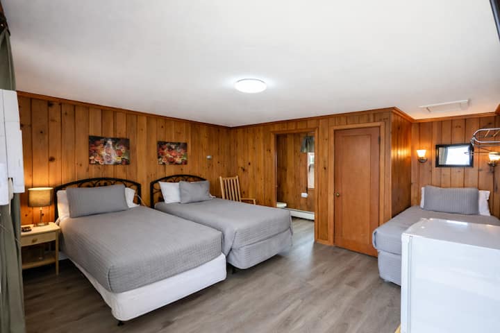 Room 7 - Riverside Motel - 3 Twin Beds - Niagara-on-the-Lake