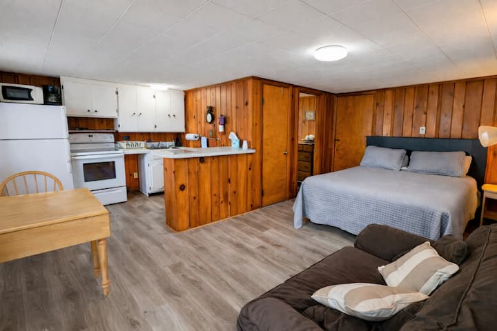 Kitchenette Room 9 - Riverside Motel - Niagara-on-the-Lake