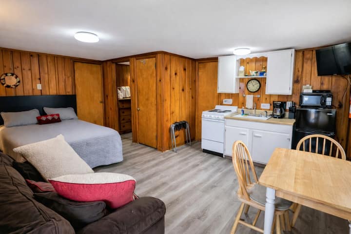 Kitchenette Room 10 - Riverside Motel - Niagara-on-the-Lake