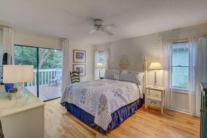 1号卧室配有一张特大号床。