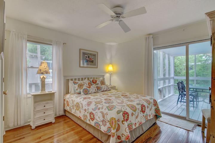 2号卧室设有一张标准双人床和露台。