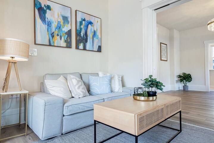Vintage Meets Modern! Spacious Capitol Hill Single gallery image 3