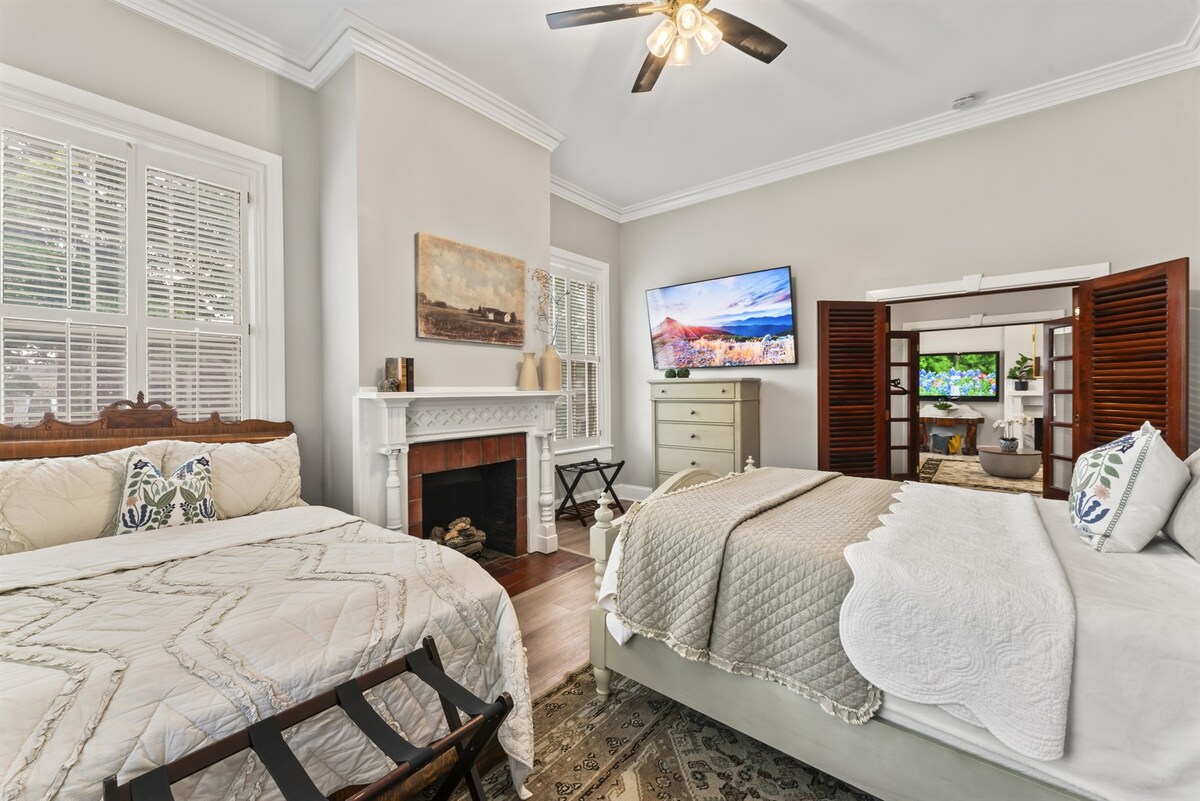 ห้องสวีทสำหรับครอบครัวทีวีขนาด 75 "และชั้นวางกระเป๋าเดินทาง